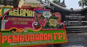 Lebih lanjut mereka menyatakan bahwa berbagai definisi media. Heboh Karangan Bunga Fpi Bubar Di Padang Dipesan Otk Bertahan 1 5 Jam Oposisi Cerdas