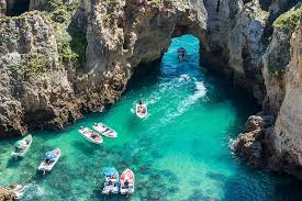 It has an area of 4,997 km2 (1,929 sq mi) with 451,006 permanent inhabitants, and incorporates 16 municipalities. O Saptamana In Algarve Portugalia 215 Euro P Zbor Cazare Travelator