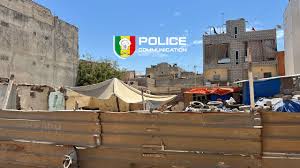 Le Commissariat d'arrondissement de Grand-Yoff a procédé, le 24 mars 2026,  à l'interpellation au quartier Arafat de huit (08) individus pour  association de malfaiteurs, trafic intérieur de drogue, séquestration et  tentative de