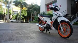 Supra x 125, bebek dari pabrikan sayap mengepak yang telah mengaspal di jalanan indonesia selama kurang lebih 7 tahun.tentu saja, selama masa itu telah terjadi beberapa kali refreshment, mulai dari stripping hingga perubahan bodi.kali ini akan dibahas perbedaan supra 125 tahun. Honda Supra X Membalik Warna Oranye Kebanggaan Repsol Cuma Jadi Aksen Gridoto Com