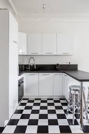 La cuisine noir et bois de ce loft tourquennois a été dessiné par l'agence atom architecture, puis le contraste du noir et du blanc accentue cette logique avec l'espace technique marqué de noir 20. Du Carrelage Damier Noir Et Blanc En Cuisine