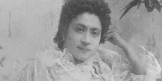 Cómo la histórica escultura de Eloísa Díaz en Independencia quedó  reluciente con innovadora técnica