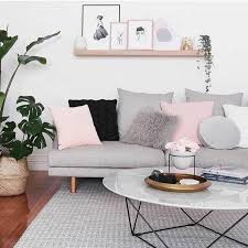 Eine Leistne Aus Holz Voller Bilder Mit Bunten Rahmen Graues Sofa Mit Rosa Kissen Wohnzimmer Gestalte Wohnzimmer Design Wohnzimmerdesign Wohnzimmer Gestalten