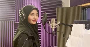 Intan malu dengan keadaan keluarganya, apatah lagi ibunya seorang yang buta disebabkan kemalangan maut. Ost Drama Curi Curi Cinta Lirik Lagu Terlalu Memuja Wany Hasrita Inilah Realiti