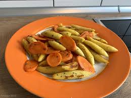 Von vielen schlicht möhren genannt, sind karotten in der küche vielseitig einsetzbar. Schupfnudeln Mit Karotten Aus Der Pfanne Anjas Kochbuch