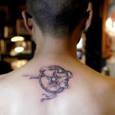 Untuk yang memiliki jiwa santai dan menyukai penampilan klasik dan minimalis, gambar tato keren dan simple adalah pilihan ideal. Tato Bintang Di Leher Pria Wild Country Fine Arts