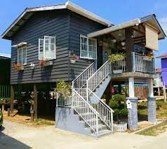 Rumah kayu minimalis modern panggung ukuran menyesuaikan. Rumah Papan Bergaya Ini Siap Dalam Tiga Bulan Dengan Kos Sekitar Rm30 000