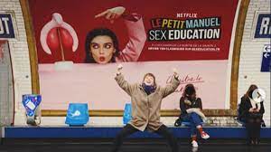 La photographe belge Charlotte Abramow réalise le 'Petit manuel' qui  accompagne la série 'Sex Education' - rtbf.be