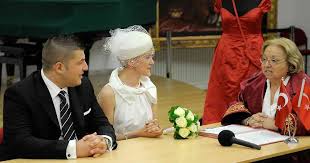 Gerichtsvollzieher stürmte eine türkische hochzeit mit ca. Wie Turkische Hochzeiten Ablaufen Gold Henna Und Zweifellige Zylindertrommeln
