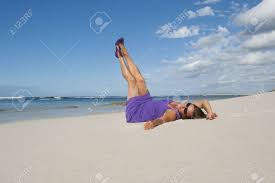 Nue d'age mur en aucun cas responsable du contenu des pages auxquelles il se refere. Jolie Femme Mature A La Recherche En Robe Pourpre Sexy Et Chaussures A Talons Hauts A La Plage Avec Vue Mer Et Ciel Bleu En Arriere Plan Et L Espace De Copie Banque D Images