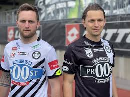 Der neue name setzte sich knapp gegen junge schwoaze durch. Sturm Graz Prasentiert Neues Trikot Fur Die Meistergruppe