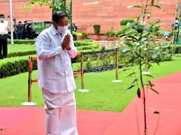 There is a general perception that dada at the age of 18, venkaiah reached madras (chennai) and rented a small house to set up an art center. Venkaiah Naidu Completes 3 Years As Vice President Plants Rudraksh Sapling To Mark The Occassion India News