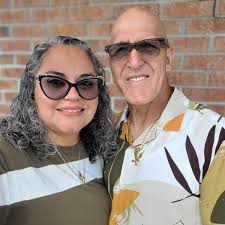 Ayer cuando salí de trabajar compré una rosa para mi mujer, la traía en mi  mano para que no se me arruinara. Venía caminando y pude ver qué muchas  señoras y mujeres