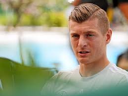 I just keep getting the ball forward, and that guy vini never gets it in. Rekord 27 200 Euro Fur Kroos Fussballschuhe Und Ein Trikot
