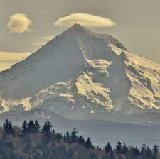 Photosbymikewarner Nice Hat A Cool Little Lenticular Cloud Or Cap Cloud Sitting Just Above The Tip Of Mt Lenticular Clouds Natural Landmarks Portland Oregon