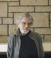 La pregunta es tan antigua que parece extraño que alguien contemporáneo haya podido dar una respuesta tan radicalmente innovadora como para influenciar áreas del conocimiento. Maturana Versus Echeverria La Historia Tras El Round Ideologico Por El Coaching