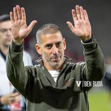 הוא אדום-לבן משבצות!...