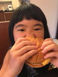 我那很有個性的包子，今早又有靈感畫了一位像海的女神素描，很堅持畫完才肯吃早餐～藝術是堅持出來的～❤️ 祝大家有個輕鬆的星期天🌿🤘🏽 · 媽咪速玲·