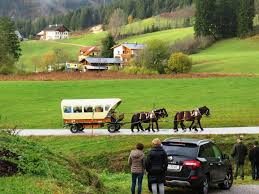 Nun soll der salzburger ein neues haus erworben haben, heißt es in einem bericht des wirtschaftsmagazins. Leonhardiritt Am Radochsberg Schnalzer Reiter Und Kutschen Trafen Sich Hoch Uber Abtenau Tennengau