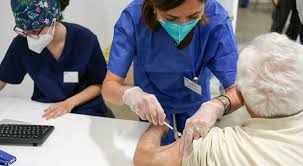 Prenotazioni vaccino, in lombardia video tutorial per medici di base. Vaccini Lombardia Prenotazioni Fascia 65 69 Anni Da Oggi Come Fare E Quale Scegliere