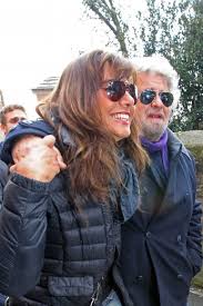 Io e mia moglie avremmo intenzione di mettere in cantiere un figlio ma in italia è ancora vietato il lavoro minorile pesante. Elezioni 2013 Chi Vincera La Moglie Di Beppe Grillo Vota E Vola A Malindi Gentevip It Gossip News
