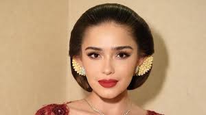 Mirip Seperti Boneka, Ini 6 Potret Cantik Yasmine Wildblood Saat Pakai  Kebaya dan Sanggul