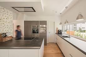 Kuche Mit Kochinsel Inneneinrichtung Weberhaus Lichtdurchfluteter Kubus Hausbaudirekt De Kleines Wohndesign Fertighauser Moderne Kuche