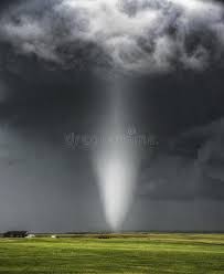 Les secouristes sont toujours sur place pour fouiller les. Tornade Image Stock Image Du Arbustes Plaines Tornade 155590445