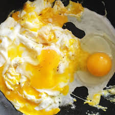 How To Make Eggs That Are Both Fried And Scrambled How To Cook Eggs How To Make Breakfast How To Make Eggs