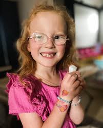 Hazel Basil💚 First quint to lose a top tooth. She tried to pull it last  night, but went to bed with it barely hanging on…but I really think she  wanted to pull