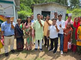 (Nainital-Panchayat Election-Shadow of Rebellion विधायक राम सिंह कैड़ा व ब्लॉक प्रमुख कमलेश कैड़ा ने किया मतदान, जनता से की  मतदान की अपील** **भीमताल : **त्रिस्तरीय पंचायत सामान्य निर्वाचन-2025 ...