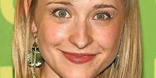 Allison mack is an american actress best known for appearing as amanda in the fx series 'wilfred' allison mack started her acting career at the age of four by appearing in advertisements for german. Smallville Darstellerin Allison Mack Festgenommen