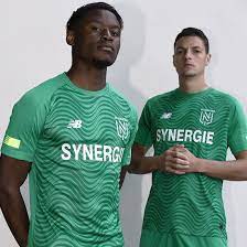 Le away kit est composé d'un maillot vert dont les lignes dessinées font référence à la vague symbolisée sur différents logos du club, notamment celui dévoilé en 1988, ainsi qu'à l'architecture du stade de la beaujoire. Nantes 19 20 Auswartstrikot Veroffentlicht Nur Fussball