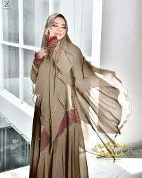 Selain dipadukan dengan warna polos, ada juga gamis brokat kombinasi satin dan batik. Fheby Queen Boutique å¸å­ Facebook
