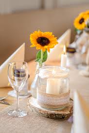 Sonnenblumen Tischdeko Im Vintage Stil Sonnenblumen Hochzeit Rustikale Hochzeit Dekoration Und Coole Hochzeitseinladungen