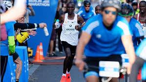 The kenyan, 34, covered the 26.2 miles (42.2km) in one hour 59 minutes 40 seconds. Der Trainingsplan Von Eliud Kipchoge Runner S World