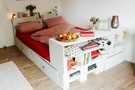 Eine lounge aus paletten ist ausserdem grösser und sieht extrem cool aus! á… Palettenbett Selber Bauen Diy Europaletten Bett Anleitung