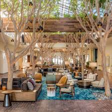 Henkilökunta osaa useita kieliä, joihin kuuluvat esimerkiksi englanti. Aaa Travel Guides Hotels Monterey Ca