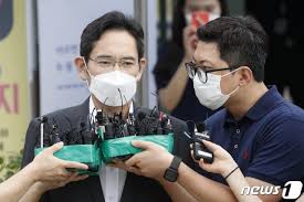 문 대통령이 오늘 2일 낮 청와대 상춘재에서 4대 그룹 대표와 오찬 간담회를 하는 가운데서다. Wk2aveayl0qmym