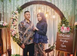 Baju couple tunangan mampu membuat kedua pasangan terlihat lebih serasi. Tunangan Biru Dongker Kebaya Biru