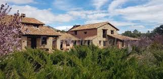 La planta baja es un espacio diáfano con cocina y salón con chimenea. Casas Rurales En Rubielos De Mora Teruel