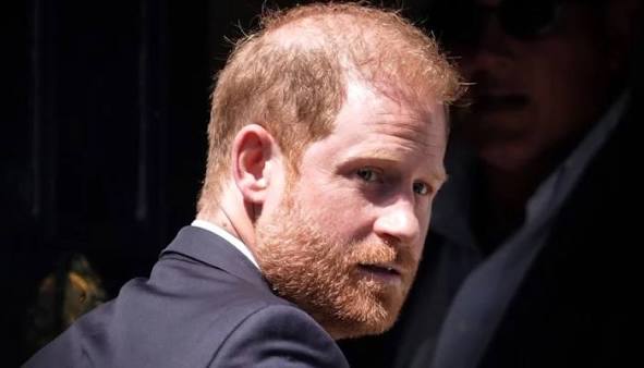 Prince Harry Seems “Determined” to Reconcile With the Royal Family and Won't  Do “Anything to Jeopardize That”