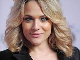 Her birthday, what she did before fame, her family life, fun trivia facts, popularity rankings, and more. Laura Chiatti La Cappuccetto Rosso Piu Sensuale Al Mondo Foto