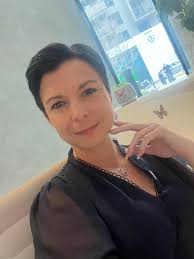 Okouzlující usměvavá dívka pěkný hrníček modrou barvu miluju 💙