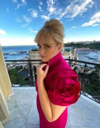 Wilson wore a black swimsuit and a chic white hat, while her boyfriend looked relaxed as he held wilson's hand. Rebel Wilson S Swimsuit Selfie Gets Reaction From Jennifer Aniston Asia Newsday