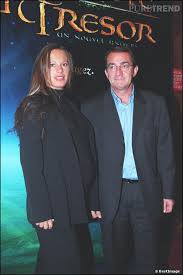 Si l'ancienne miss france 1987 doit se manifester, ce sera sur le plateau de cyril hanouna. Nathalie Marquay Tres Enceinte Et Jean Pierre Pernaut A La Premiere De La Planete Au Tresor Puretrend