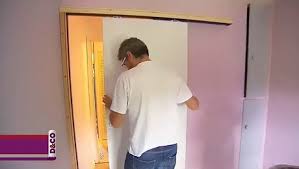 Comment poser une porte intérieure coulissante en applique ? Poser Un Interrupteur Telecommande Et Une Porte Coulissante Minutefacile Com
