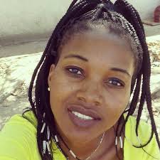 Estes dois jovens aprecem num vídeo que está circular nas redes sociais  espancand0 um senhor, numa das avenidas da cidade de Maputo.