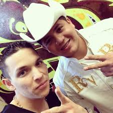El cantante de regional remmy valenzuela fue acusado ante la fiscalía general del estado de sinaloa y la unidad especial de violencia de género de guasave, por agredir físicamente a su primo carlos armando n y a la novia de éste katy aracely n. Remmy Valenzuela Javier Rosas My Bb S 33 Mexican Men Chevy Girl Men