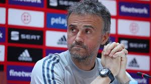 Luis enrique, que defendió la camiseta azulgrana durant 8 temporadas, es el nuevo entrenador del fc barcelona / luis enrique, que va defensar la samarreta blaugrana durant 8 temporades, és el nou. Luis Enrique Nimmt Keinen Real Madrid Spieler Mit Zum Eurocup